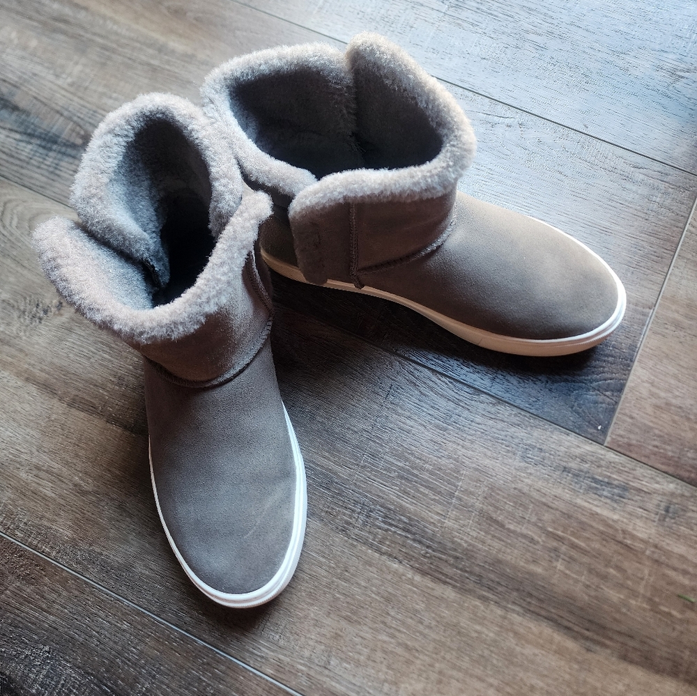 UGG Aika Suede Gray ankle Boots